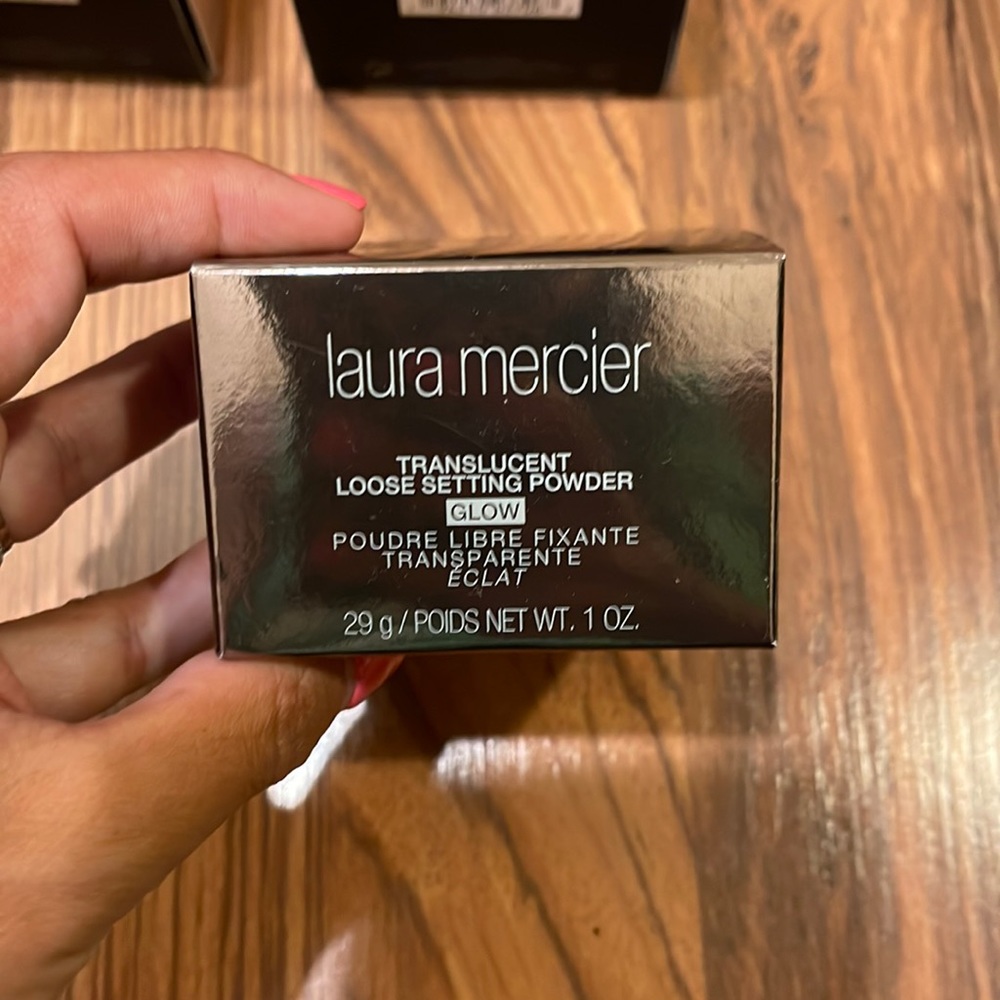 Translucent loose setting powder GLOW